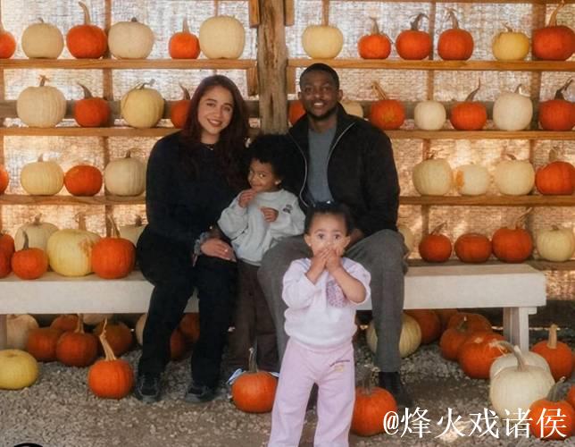 福克斯一家近照，27岁再拿2.3亿肥约，成马刺领袖，娇妻旺夫相