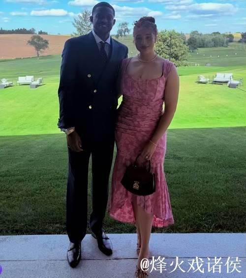 福克斯一家近照，27岁再拿2.3亿肥约，成马刺领袖，娇妻旺夫相